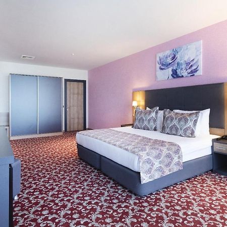 Euphoria Batumi Convention & Casino Hotel Exterior foto A room at the hotel