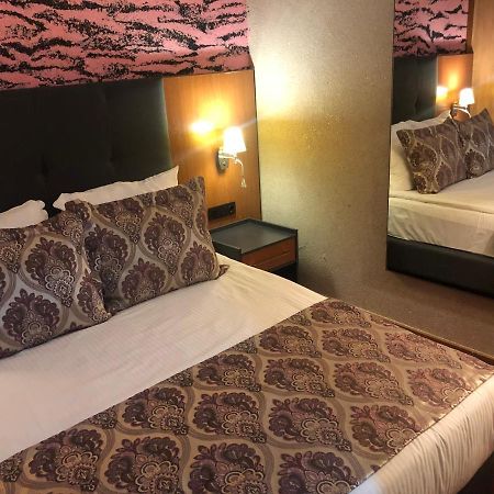 Euphoria Batumi Convention & Casino Hotel Exterior foto A room at the hotel