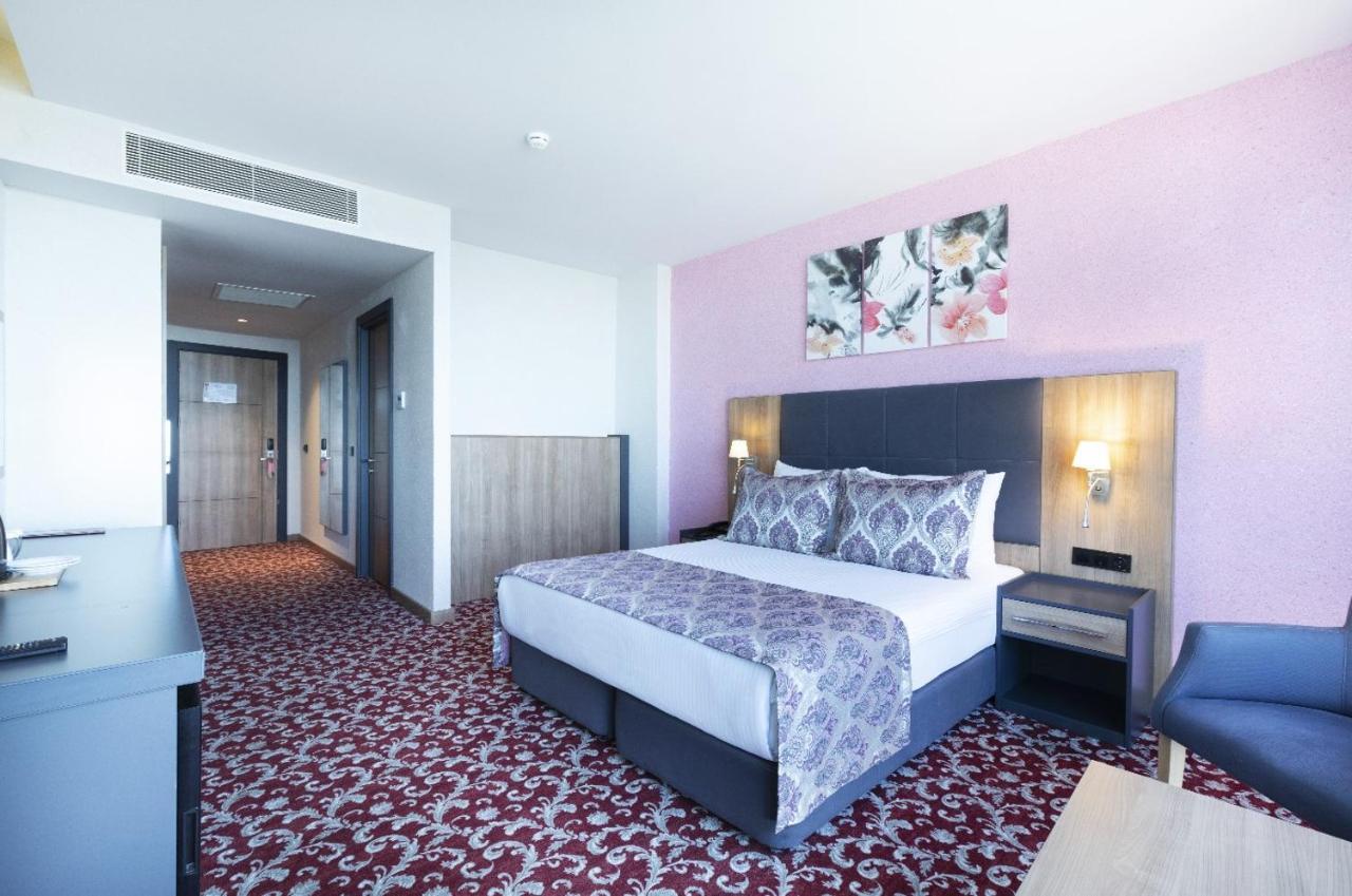 Euphoria Batumi Convention & Casino Hotel Exterior foto A room at the hotel
