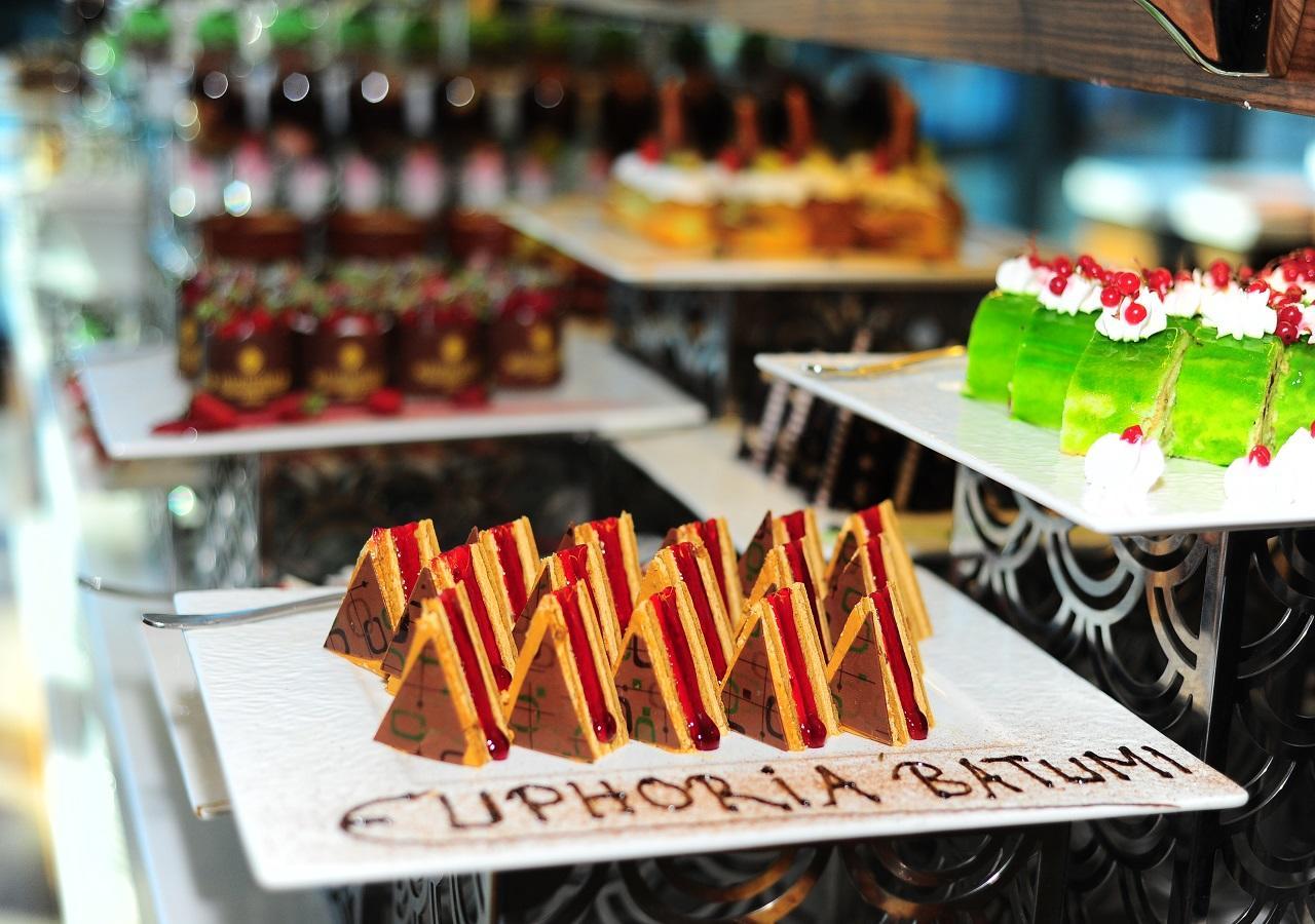 Euphoria Batumi Convention & Casino Hotel Exterior foto A selection of cakes