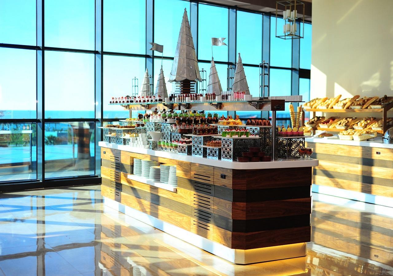 Euphoria Batumi Convention & Casino Hotel Exterior foto The buffet at the 360° restaurant