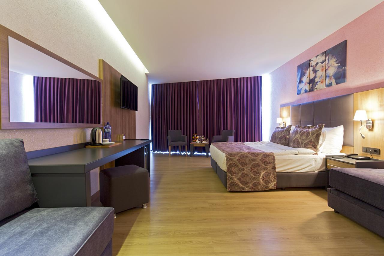 Euphoria Batumi Convention & Casino Hotel Exterior foto A room at the hotel