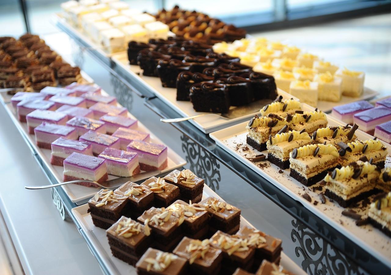 Euphoria Batumi Convention & Casino Hotel Exterior foto A selection of cakes