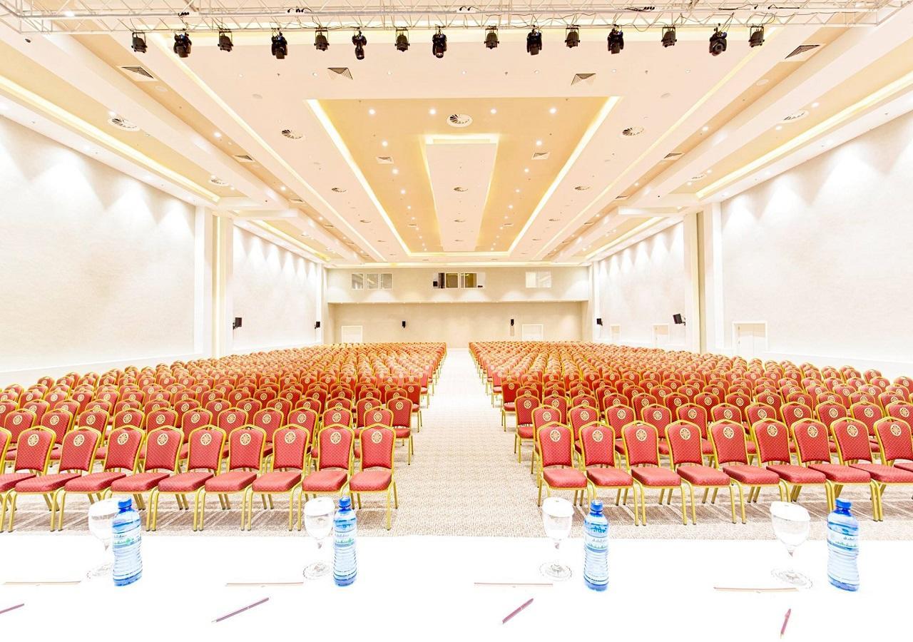 Euphoria Batumi Convention & Casino Hotel Exterior foto The 1,000-seat conference hall
