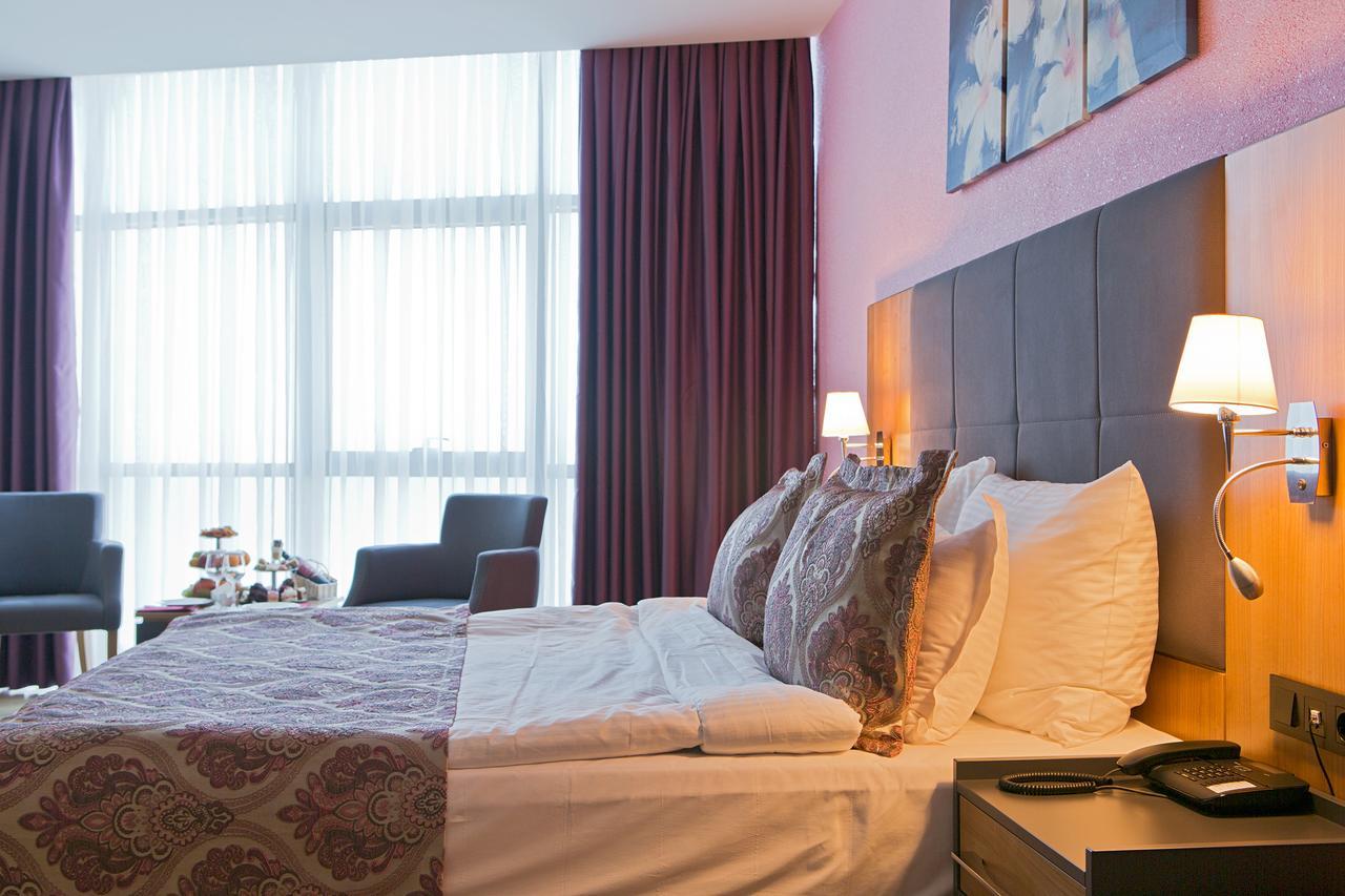 Euphoria Batumi Convention & Casino Hotel Exterior foto A bedroom at the hotel