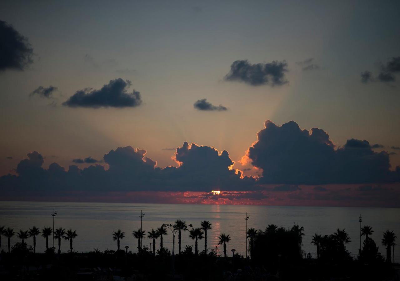 Euphoria Batumi Convention & Casino Hotel Exterior foto Sunset over the Gulf of Mexico