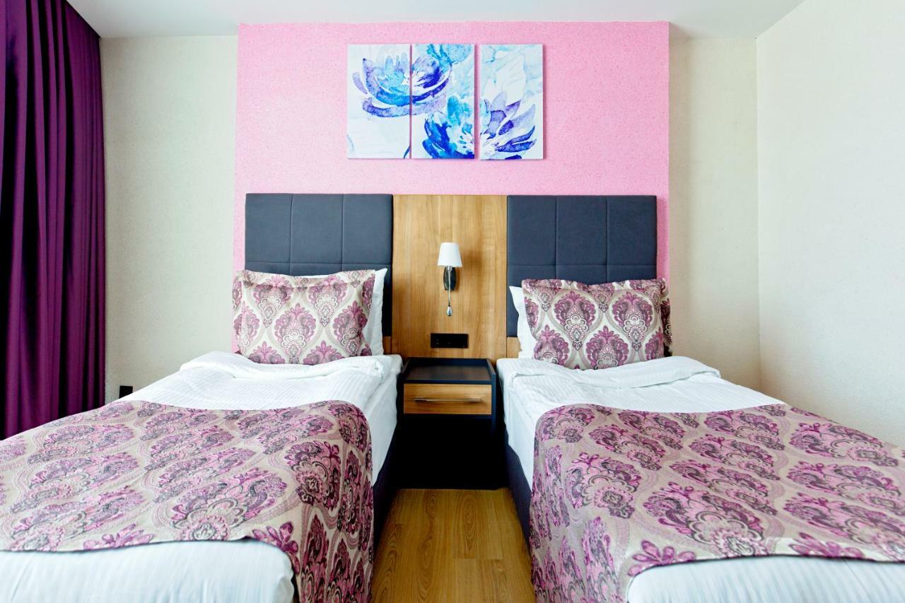 Euphoria Batumi Convention & Casino Hotel Exterior foto A room at the hotel