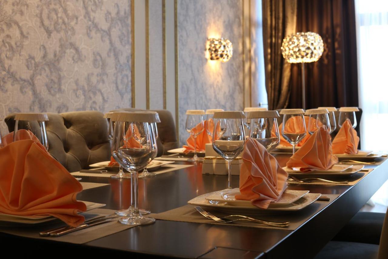 Euphoria Batumi Convention & Casino Hotel Exterior foto A table set for a meal