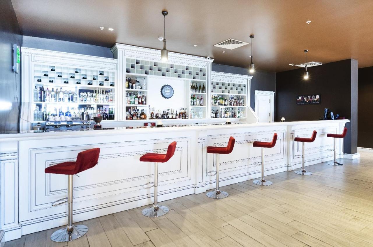 Euphoria Batumi Convention & Casino Hotel Exterior foto The bar at the 360° Lounge
